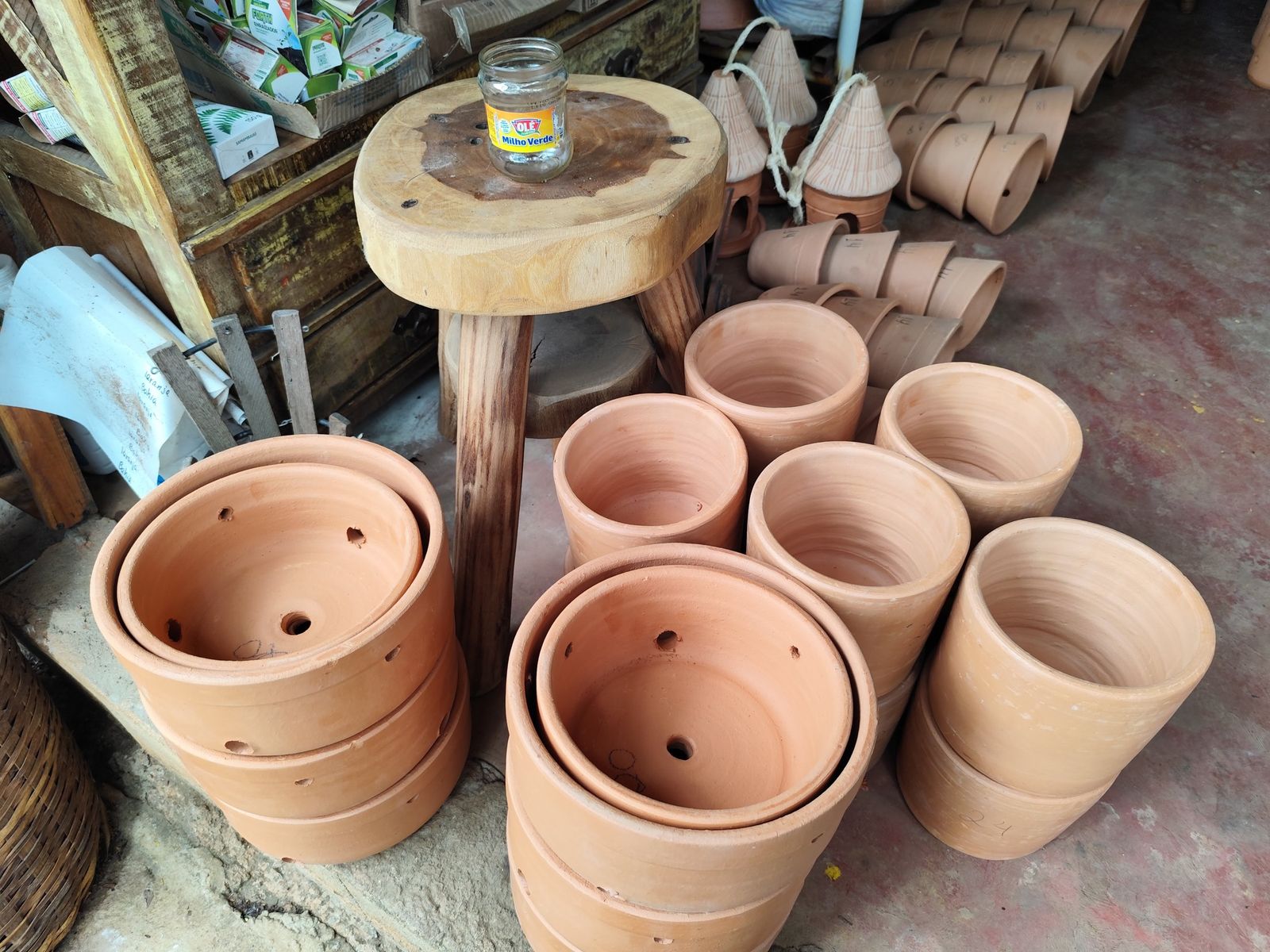 Vasos de barro de vários tamanhos